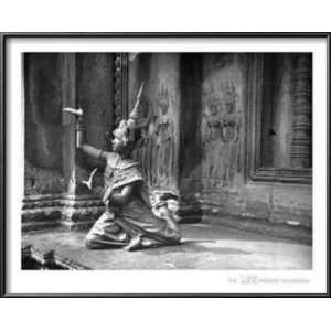 LIFE®   Royal Ballet Performing in Temple of Angkor Wat, 1949 Lamina 