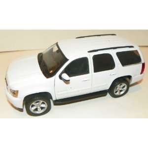  Welly 1/24 Scale Diecast 2008 Chevrolet Tahoe in Color 