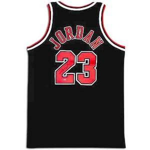 Bulls Upper Deck Michael Jordan Autographed Jersey:  Sports 
