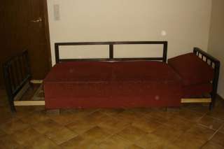 Uromas altes Sofa, weinrot, mit Schlaffunktion, ca. 90 Jahre alt in 